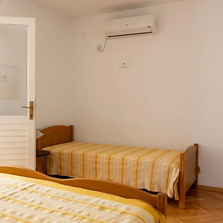 Sandra, * Makarska